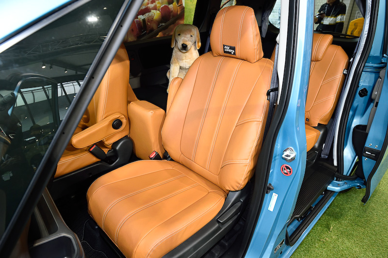 革のような風合いを持つ合皮のシートカバーを前席と後席に装備。前席のヘッドレスト部にロゴが入る