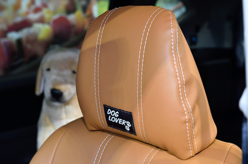 革のような風合いを持つ合皮のシートカバーを前席と後席に装備。前席のヘッドレスト部にロゴが入る