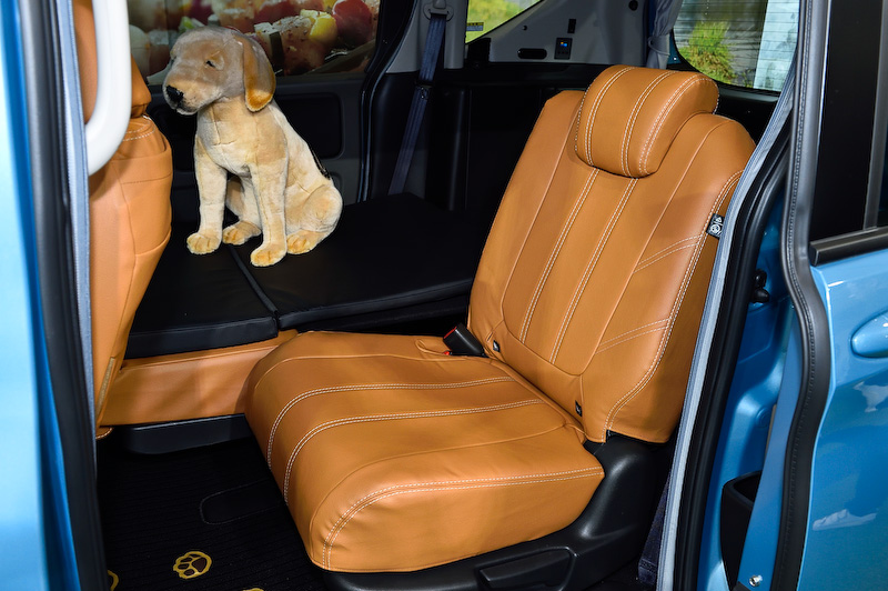 革のような風合いを持つ合皮のシートカバーを前席と後席に装備。前席のヘッドレスト部にロゴが入る