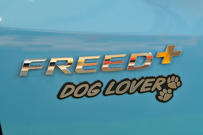 リアゲートにはエンブレムが付く