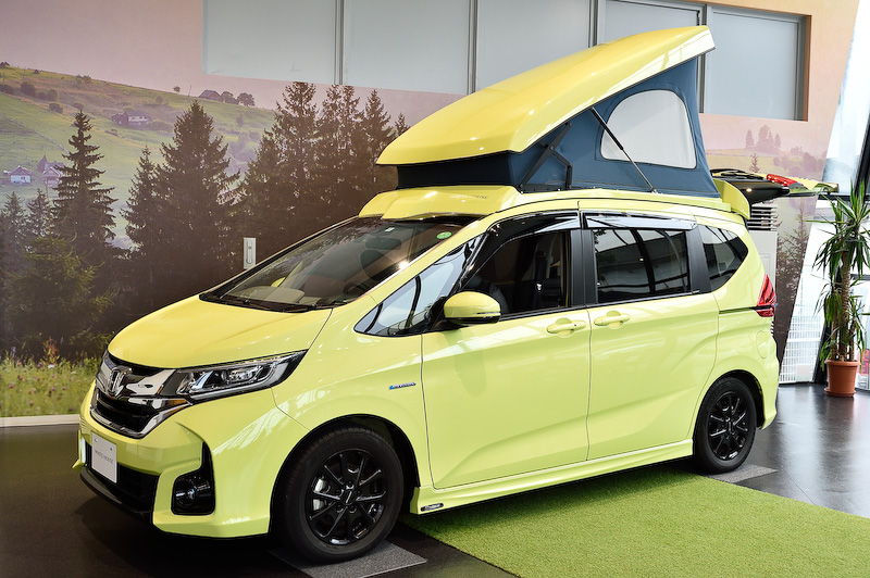 フリード＋がベースのFREE STYLE。このクルマには“2階で寝られる”ポップアップルーフを採用。室内もフラットなベッドを用意してコンパクトカーながら家族4人が泊まれる作りになっている