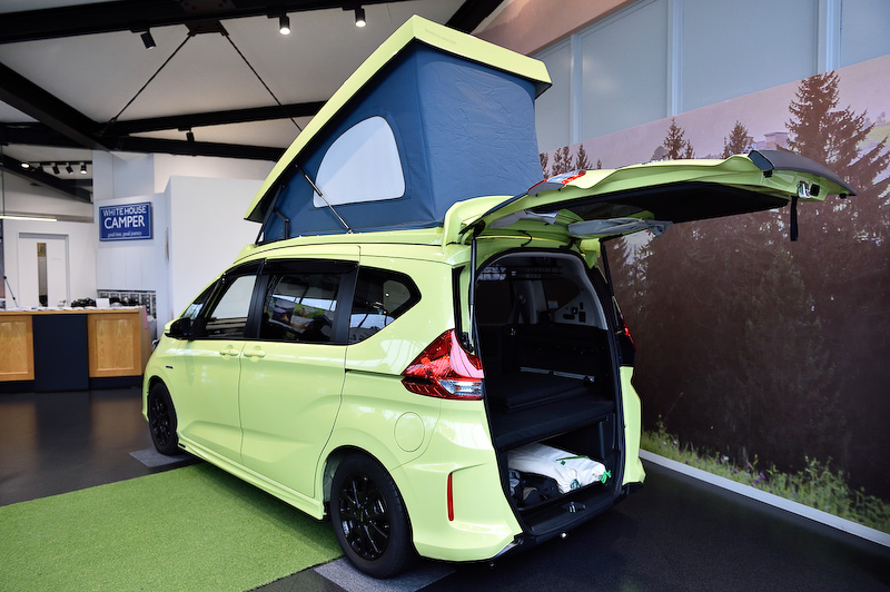 フリード＋がベースのFREE STYLE。このクルマには“2階で寝られる”ポップアップルーフを採用。室内もフラットなベッドを用意してコンパクトカーながら家族4人が泊まれる作りになっている