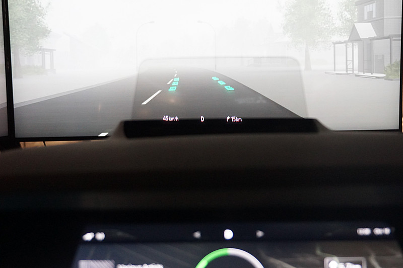 AR対応HUDの見え方。写真では道路とややずれて表示されているが、運転席に座るときちんと道路と一致して表示される