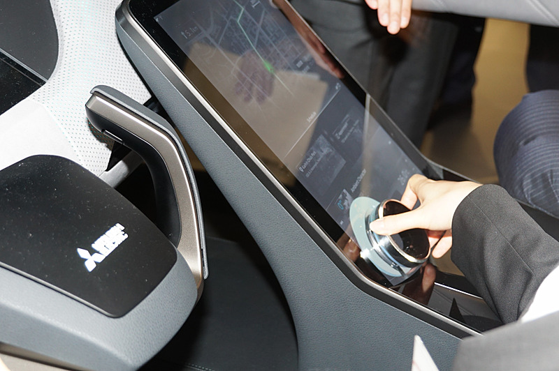 デモカーでは左右に動かすことが可能になっていた