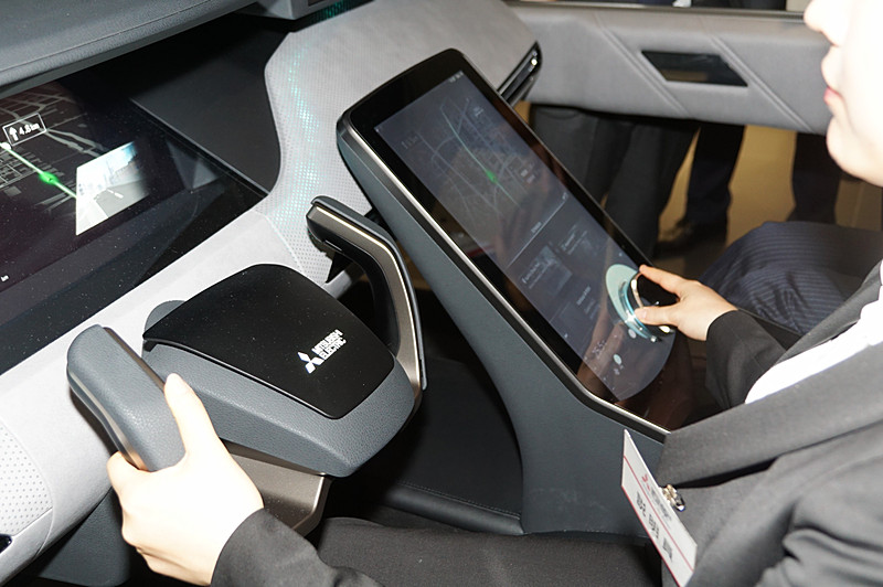 デモカーでは左右に動かすことが可能になっていた