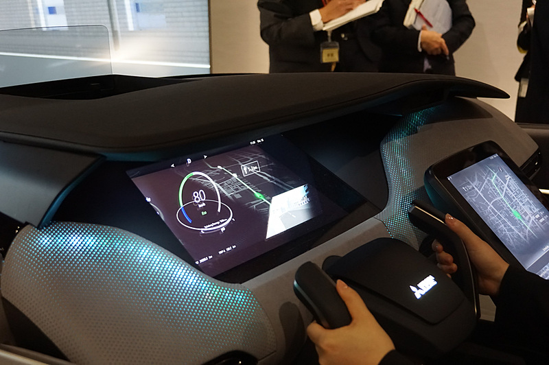 2枚の液晶パネルを縦と斜めで利用しているため奥行き感がある表示に