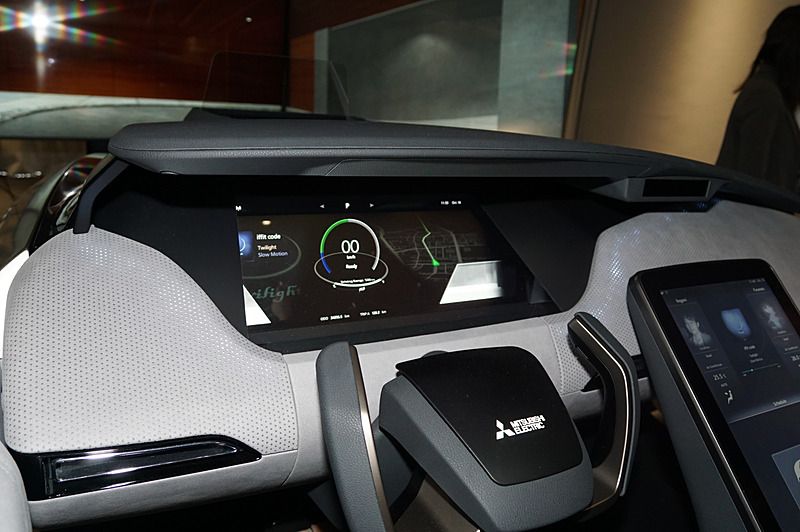 2枚の液晶パネルを縦と斜めで利用しているため奥行き感がある表示に