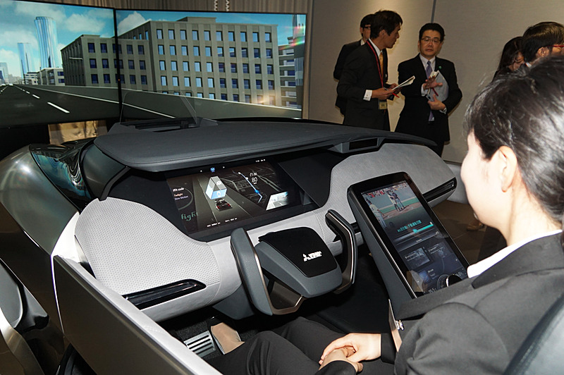 カメラによりドライバーが居眠りしていないか、脇見をしていないかを判別する。そして最後にハンドルを握ると、手動運転に変えることができる