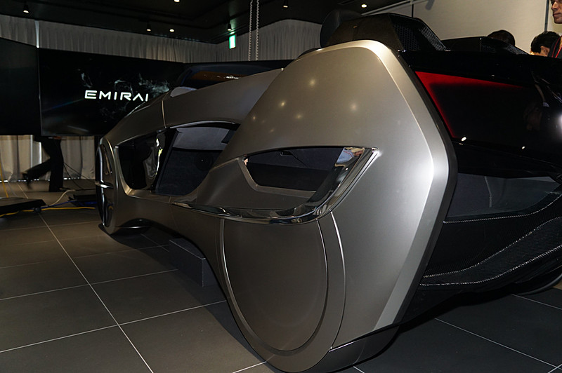 車両の左後方にプロジェクターが入っている