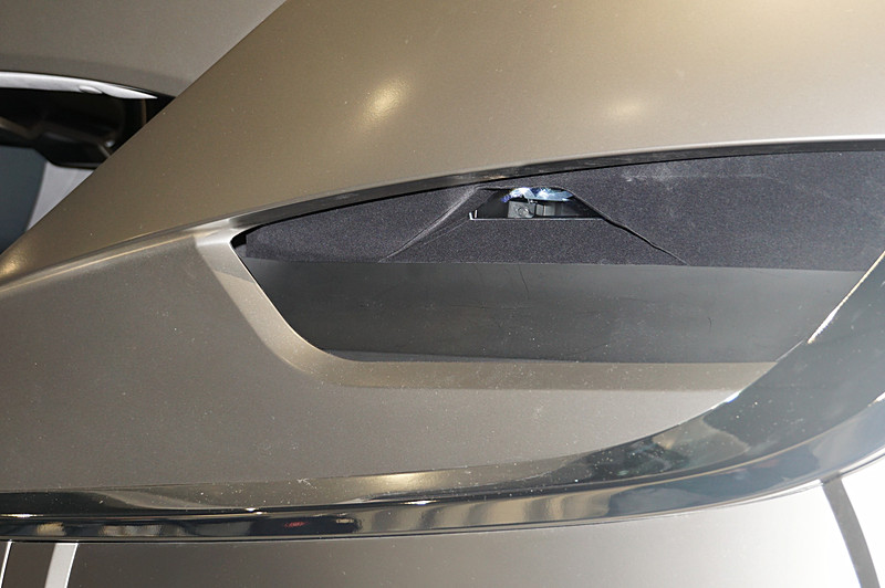 車両の左後方にプロジェクターが入っている