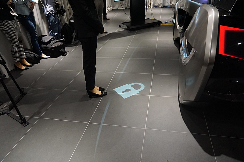 ドライバーが車両に近づくとアンロックされ、このように表示されてドアが開く