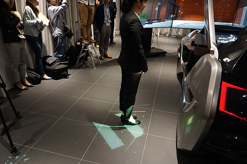 ドライバーが車両に近づくとアンロックされ、このように表示されてドアが開く