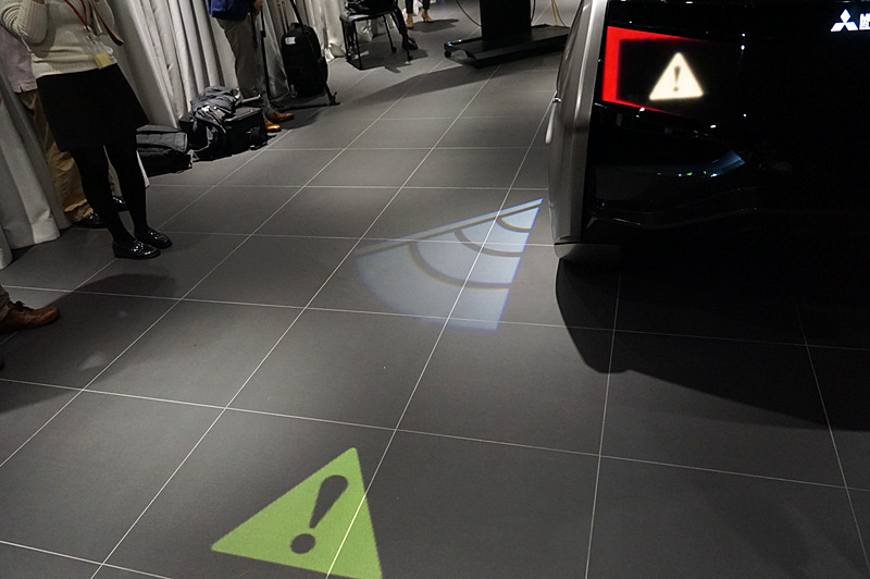 降りるときには後続車への注意喚起が表示される