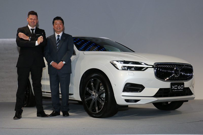 新型「XC60」発表会のフォトセッションに立つボルボ・カー・グループ デザイン部 バイスプレジデント ジョナサン・ディズリー氏（左）とボルボ・カー・ジャパン株式会社 代表取締役社長 木村隆之氏（右）