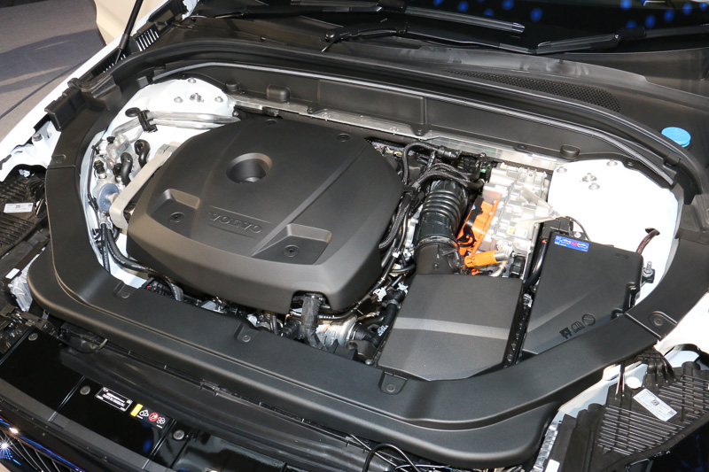 T8 Twin Engine AWD Inscriptionに搭載する「B420」型エンジン。直列4気筒DOHC 2.0リッター直噴ターボ＋スーパーチャージャーで最高出力233kW（318PS）/6000rpm、最大トルク400Nm（40.8kgm）/2200-5400rpmを発生。さらに車両前後に34kW/160Nm、65kW/240Nmを発生するモーターを搭載して、外部からの充電が可能なリチウムイオンバッテリーも組み合わせて15.7kmのJC08モード燃費を実現する