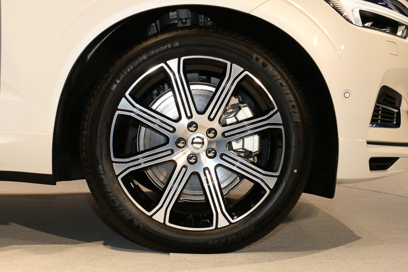 T8 Twin Engine AWD Inscriptionは8スポーク ダイヤモンドカット/ブラックのデザインのアルミホイールを標準装備。タイヤサイズは255/45 R20