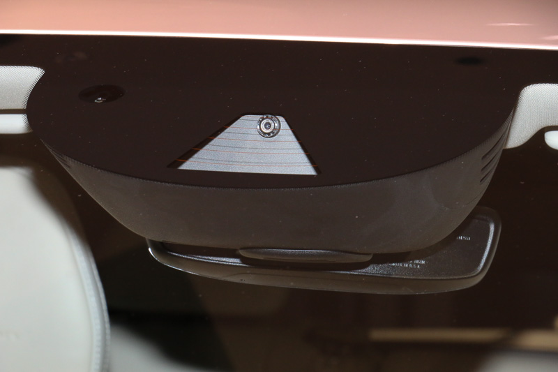 フロントウィンドウにミリ波レーダーと単眼カメラを一体化した「ASDM（アクティブ・セーフティ・ドメイン・マスター）」を装備。前方にある車線や車両などを認識する