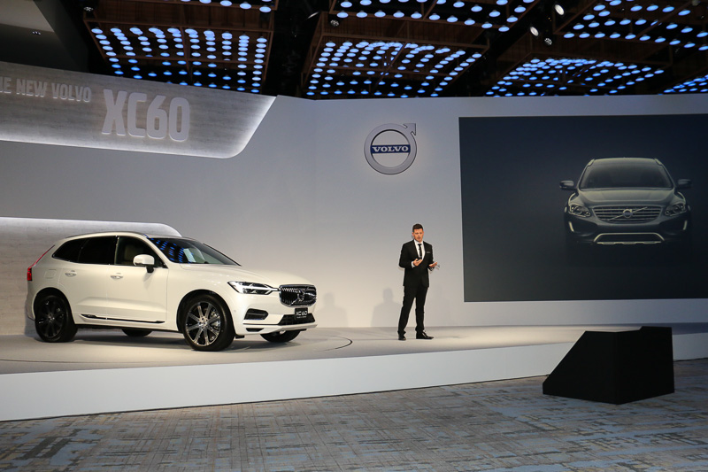 初代モデルと新型のデザインについて解説するディズリー氏