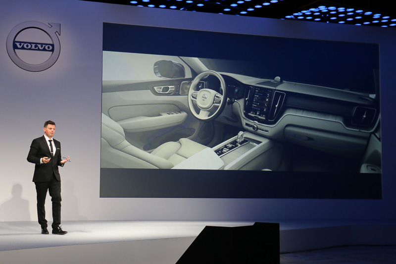 ディズリー氏がインテリアでとくに気に入っていると語る左右両端まで連続するウッドパネル。3つの部材の膨張係数の違いに苦しめられたという