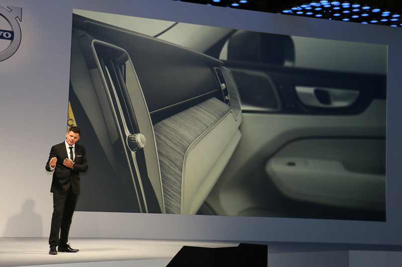 スウェーデンの海辺で目にする流木をデザインに採り入れた「ドリフトウッド」はInscriptionグレード専用