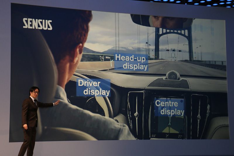インパネ中央に9インチのセンターディスプレイを備えるSENSUSを採用。物理ボタンを極力廃し、画面のタッチ操作でカーナビやエアコン、オーディオなどを操作