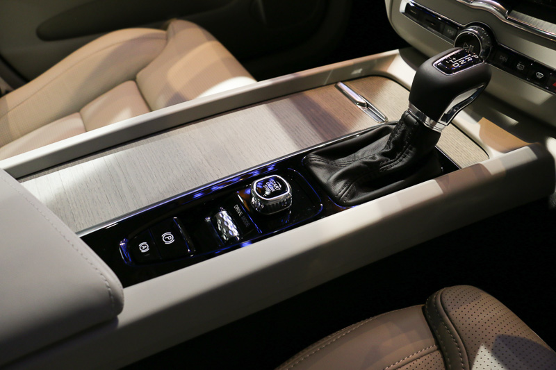 センターコンソールにエンジンスタートとドライブモードセレクトのダイヤルを設定