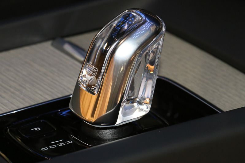 T8 Twin Engine AWD InscriptionはOrrefors製の「クリスタル・シフトノブ」を採用