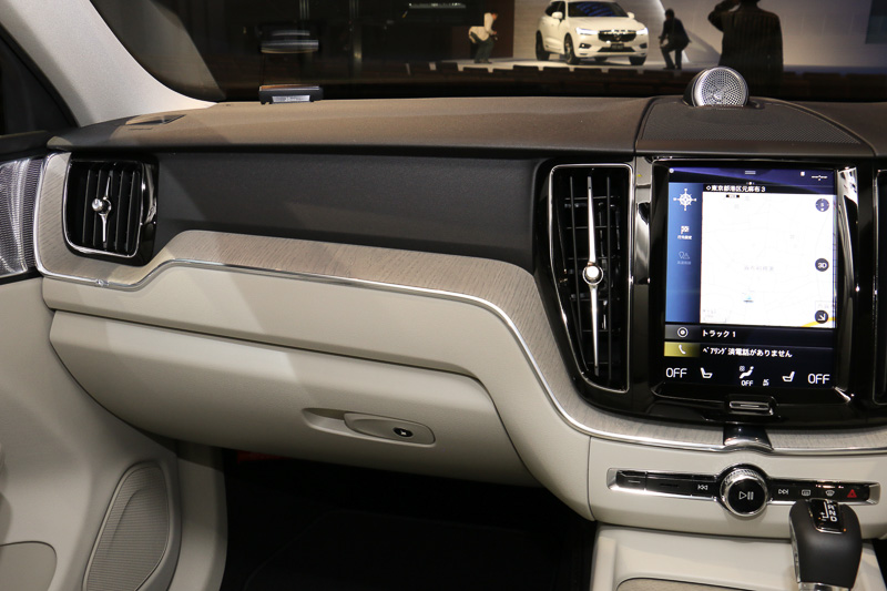 左右を連続させるウッドパネル。膨張係数の差は小さな「スウェーデン国旗」加飾が吸収している