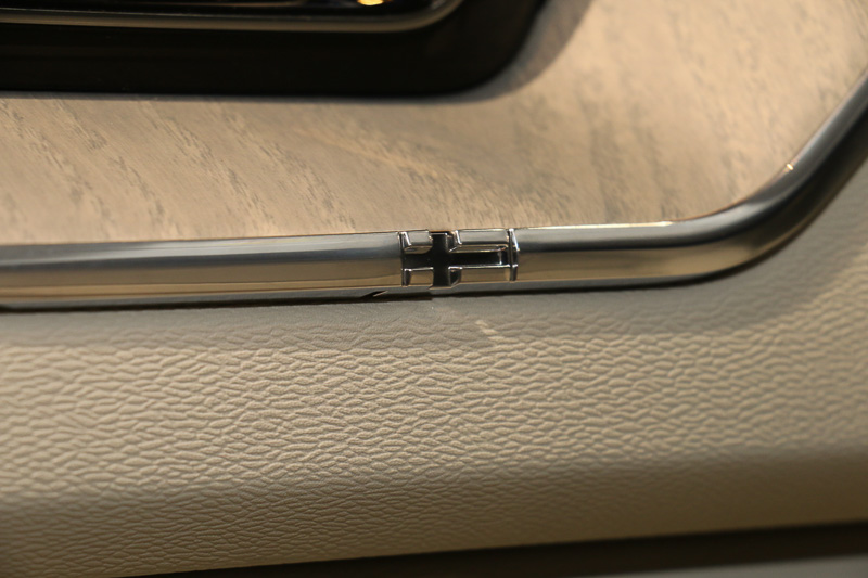 左右を連続させるウッドパネル。膨張係数の差は小さな「スウェーデン国旗」加飾が吸収している