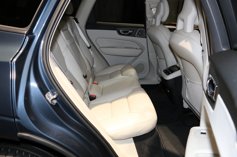 リアシートには全車で電動可倒式バックレストの60：40分割可倒式を採用