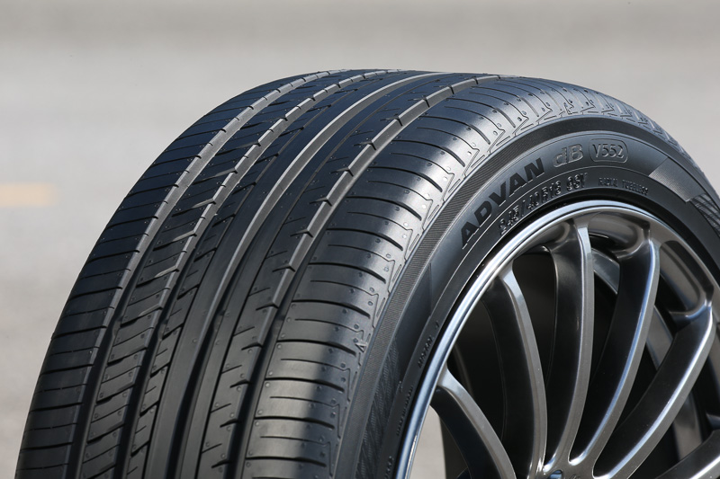 イン側は細かいブロックを配置。センター部に配置した2本のストレートリブは直進安定性を高める。アウト側には非貫通サイプでコーナーリング時の安定性を実現させた