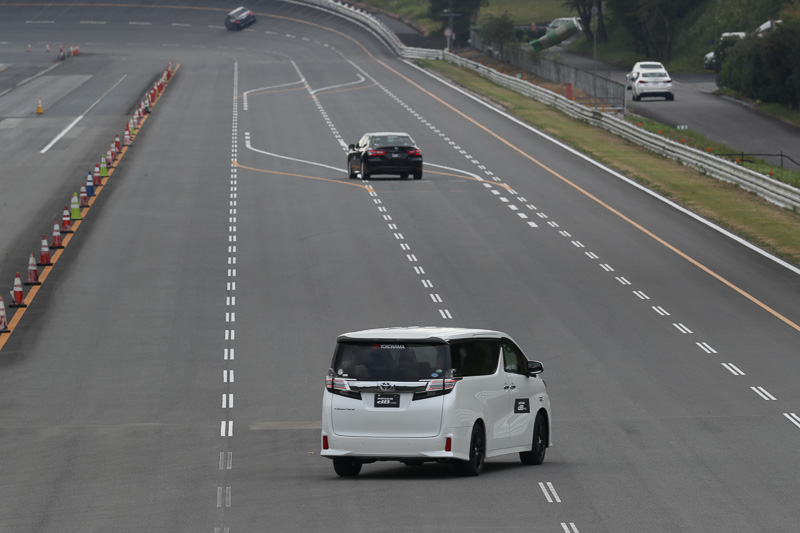さまざまなテスト車で、高速走行時のレーンチェンジなどハンドリング特性を試した