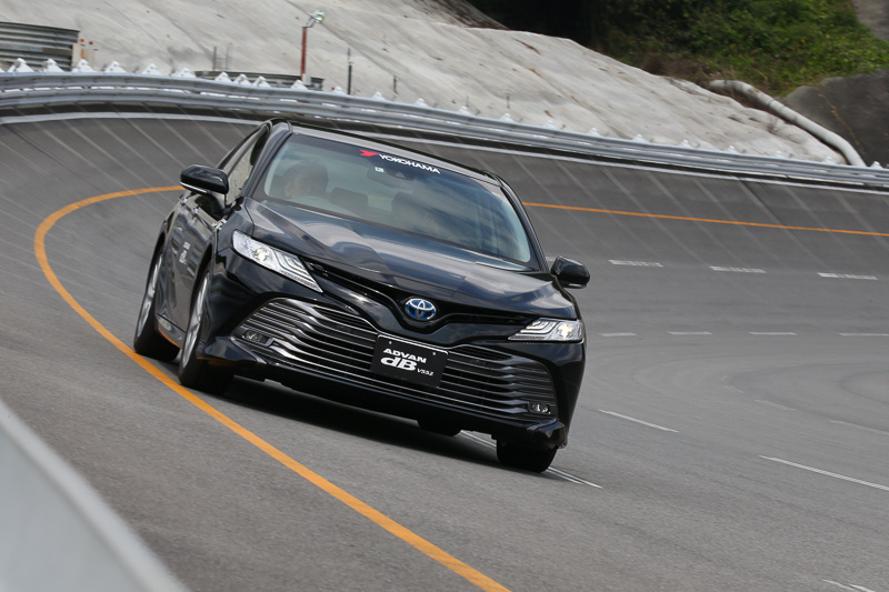 さまざまなテスト車で、高速走行時のレーンチェンジなどハンドリング特性を試した