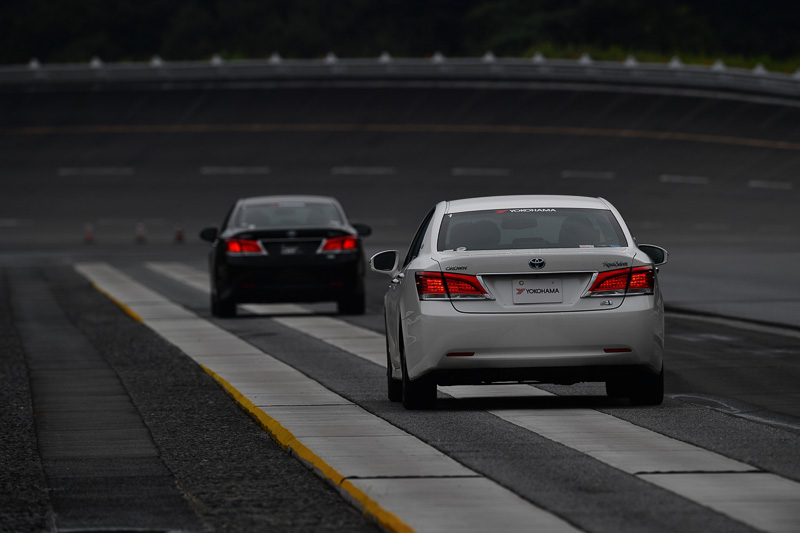 同一車種で新製品「ADVAN dB V552」と従来モデル「ADVAN dB V551」を走行比較