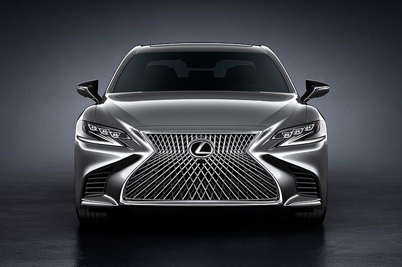 ボディサイズは、2WDモデルが5235×1900×1450mm（全長×全幅×全高）で、4WDモデルは全高が1460mmとなる。ホイールベースは3125mm