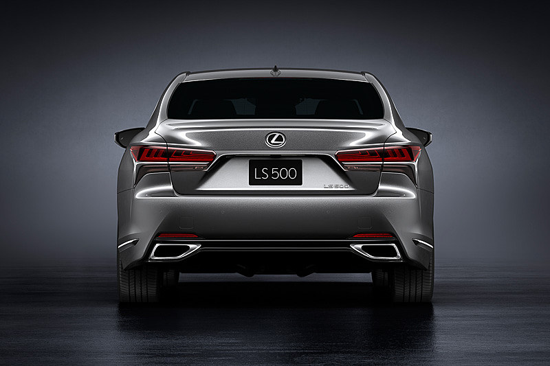 ボディサイズは、2WDモデルが5235×1900×1450mm（全長×全幅×全高）で、4WDモデルは全高が1460mmとなる。ホイールベースは3125mm