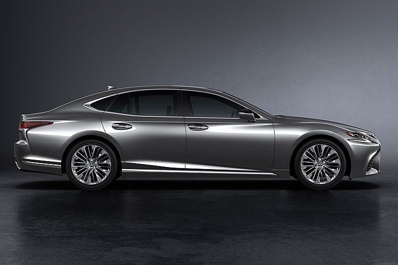 ボディサイズは、2WDモデルが5235×1900×1450mm（全長×全幅×全高）で、4WDモデルは全高が1460mmとなる。ホイールベースは3125mm