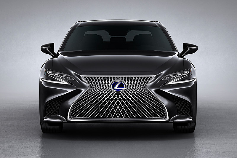 ボディサイズはLS500と同じ、2WDモデルが5235×1900×1450mm（全長×全幅×全高）で、4WDモデルは全高が1460mmとなる。ホイールベースは3125mm