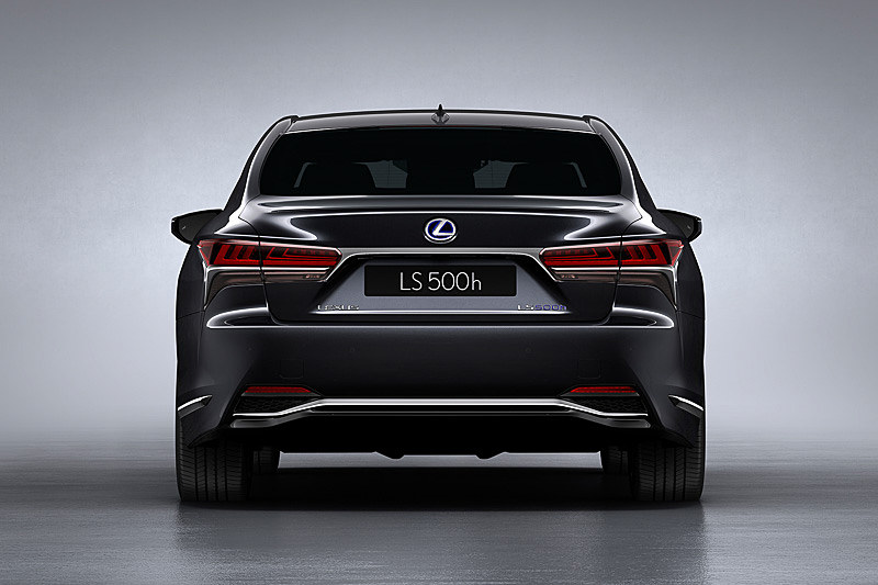 ボディサイズはLS500と同じ、2WDモデルが5235×1900×1450mm（全長×全幅×全高）で、4WDモデルは全高が1460mmとなる。ホイールベースは3125mm