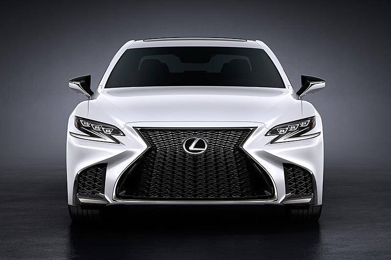 スポーティでアグレッシブなデザインとした“F SPORT”