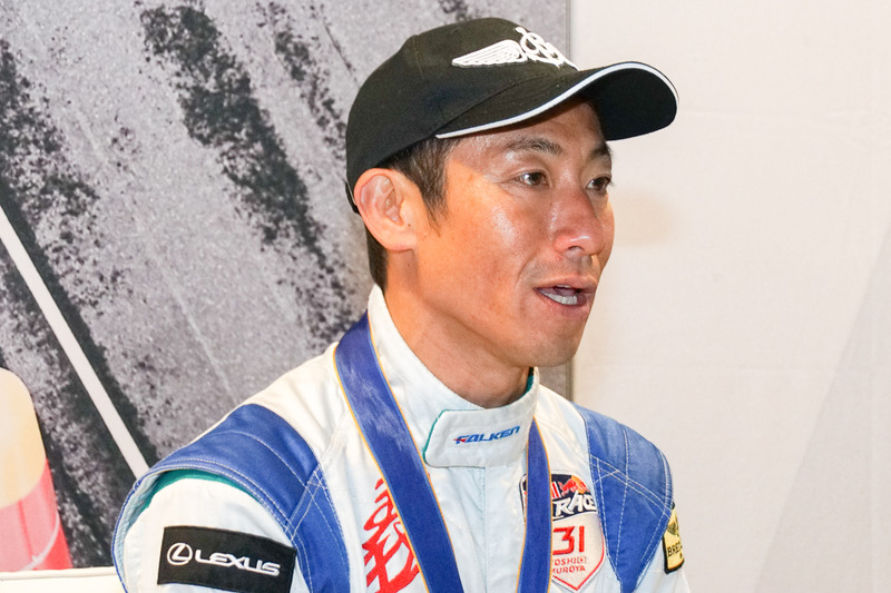 優勝後に記者のインタビューに応じる室屋義秀選手（No.31 チーム ファルケン）