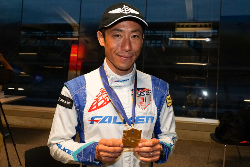 メダルを手にする室屋選手