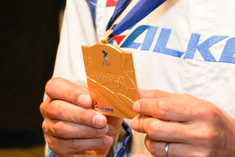 メダルは FAI（国際航空連盟）のデザイン