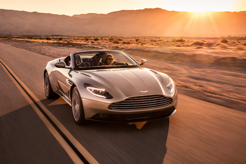 DB11 ヴォランテのボディサイズは4750×1950×1300mm（全長×全幅［ドアミラーをのぞく］×全高）、ホイールベースは2805mm。V型8気筒4.0リッター直噴ツインターボエンジンに8速ATを組み合わせ、0-100km/h加速4.1秒、最高速300km/hを誇る