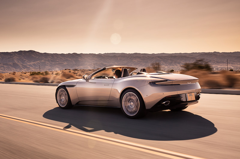 DB11 ヴォランテのボディサイズは4750×1950×1300mm（全長×全幅［ドアミラーをのぞく］×全高）、ホイールベースは2805mm。V型8気筒4.0リッター直噴ツインターボエンジンに8速ATを組み合わせ、0-100km/h加速4.1秒、最高速300km/hを誇る