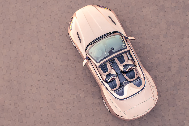 DB11 ヴォランテのボディサイズは4750×1950×1300mm（全長×全幅［ドアミラーをのぞく］×全高）、ホイールベースは2805mm。V型8気筒4.0リッター直噴ツインターボエンジンに8速ATを組み合わせ、0-100km/h加速4.1秒、最高速300km/hを誇る