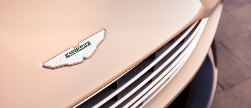 ブレーキシステムはフロント6ピストン、リア4ピストンキャリパーを採用するほか、タイヤはブリヂストン「S007」（フロント：255/40 ZR20、リア：295/35 ZR20）をチョイス