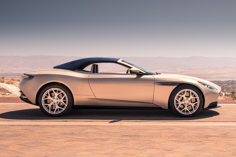 新設計の8層ルーフは50km/h以下であれば走行中でも開閉動作が可能