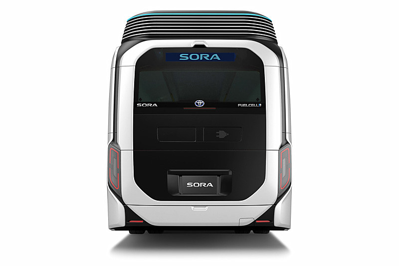 FCバスのコンセプトモデルSORAの外観。従来の路線バスのような六角形の箱形とは異なる立体的な造形とし、前後のライトにLEDを採用するなど一目でFCバスと分かる特徴的なデザインとした