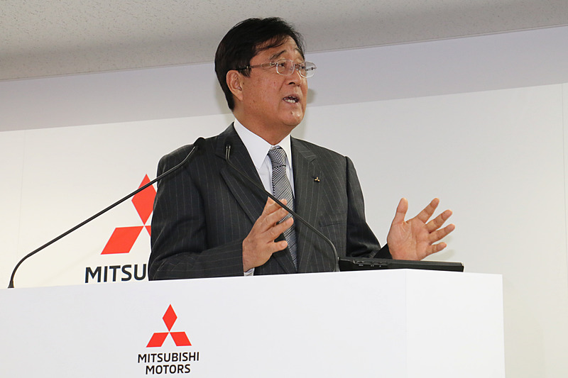 質疑応答で質問した記者に向かって回答する益子氏